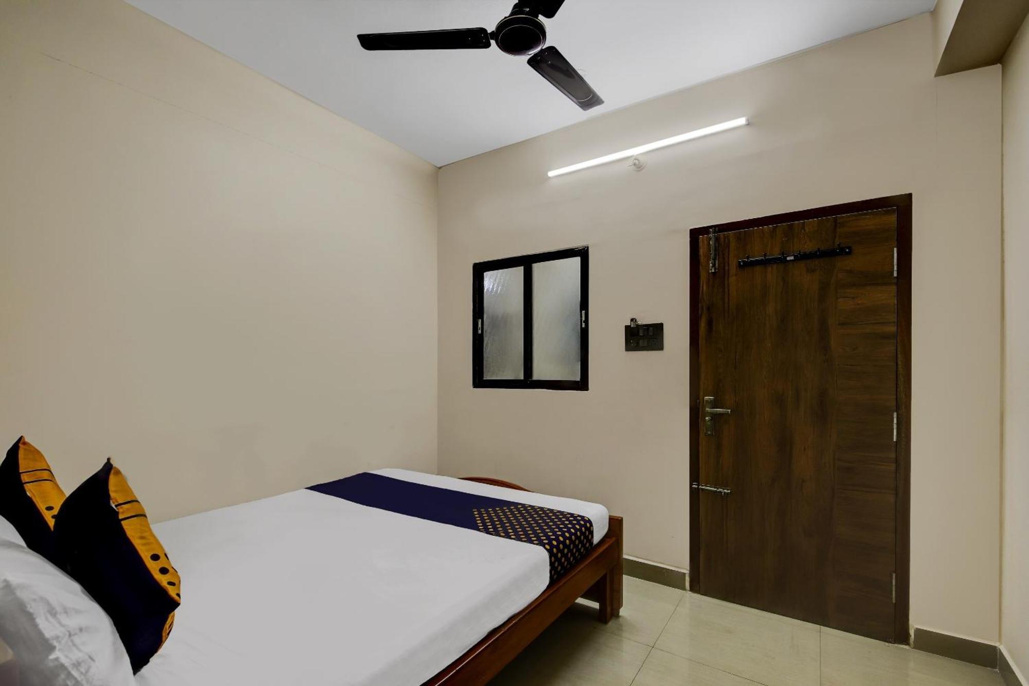 Spot On 73621 Srinivasa Boarding And Lodging Jālahalli Exteriér fotografie