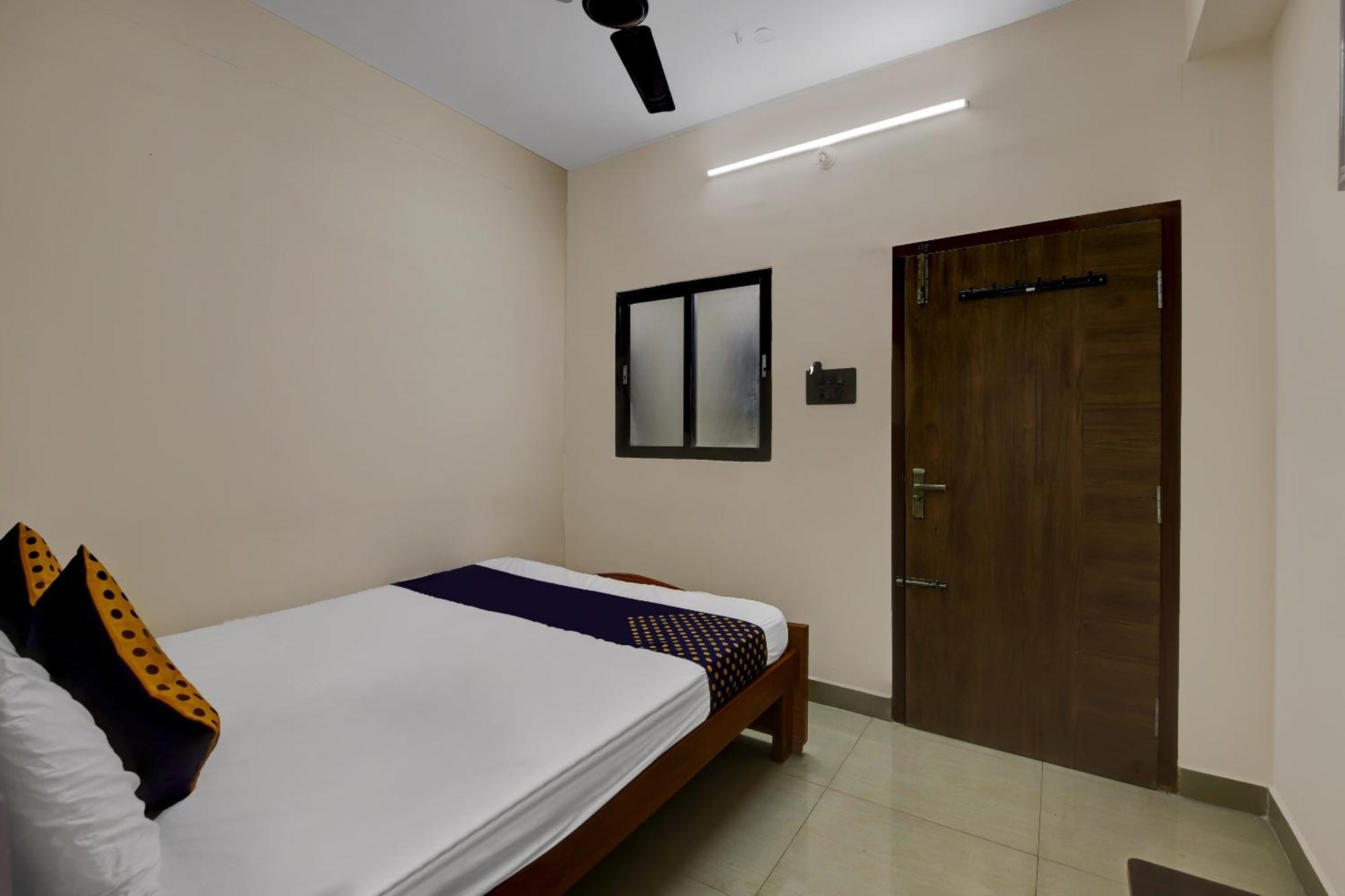 Spot On 73621 Srinivasa Boarding And Lodging Jālahalli Exteriér fotografie